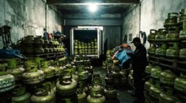 Ilustrasi gudang tertutup di Gowa yang diduga menjadi lokasi penimbunan pasokan gas elpiji 3 kg bersubsidi, di tengah keluhan warga yang kesulitan. (Visual AI)