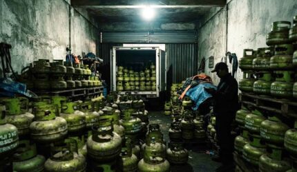 Ilustrasi gudang tertutup di Gowa yang diduga menjadi lokasi penimbunan pasokan gas elpiji 3 kg bersubsidi, di tengah keluhan warga yang kesulitan. (Visual AI)
