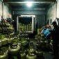 Ilustrasi gudang tertutup di Gowa yang diduga menjadi lokasi penimbunan pasokan gas elpiji 3 kg bersubsidi, di tengah keluhan warga yang kesulitan. (Visual AI)