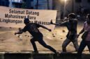 Ilustrasi mahasiswa UNDIPA Makassar dibusur OTK saat pasang spanduk (Visual AI)