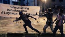 Ilustrasi mahasiswa UNDIPA Makassar dibusur OTK saat pasang spanduk (Visual AI)