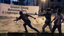 Ilustrasi mahasiswa UNDIPA Makassar dibusur OTK saat pasang spanduk (Visual AI)