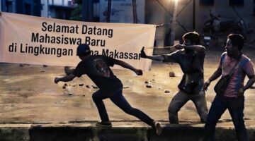 Ilustrasi mahasiswa UNDIPA Makassar dibusur OTK saat pasang spanduk (Visual AI)