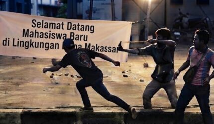 Ilustrasi mahasiswa UNDIPA Makassar dibusur OTK saat pasang spanduk (Visual AI)