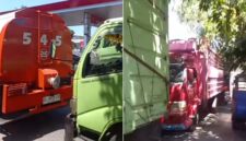 Foto kolase: Sejumlah truk terlihat mengantre di SPBU Jalan Alauddin Makassar, Selasa (14/9/2026).
