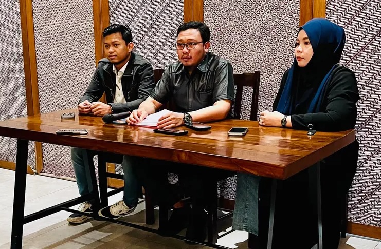 Kuasa hukum dan owner Riski Amaliyah saat konferensi pers di Gowa, Senin (28/9/2026)