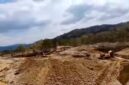 Alat berat tampak berada di lokasi pertambangan emas tanpa izin (PETI) di Kecamatan Bajo Barat, Kabupaten Luwu, Sulawesi Selatan, yang disebut kembali beroperasi setelah sebelumnya ditertibkan.
