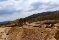 Alat berat tampak berada di lokasi pertambangan emas tanpa izin (PETI) di Kecamatan Bajo Barat, Kabupaten Luwu, Sulawesi Selatan, yang disebut kembali beroperasi setelah sebelumnya ditertibkan.