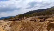 Alat berat tampak berada di lokasi pertambangan emas tanpa izin (PETI) di Kecamatan Bajo Barat, Kabupaten Luwu, Sulawesi Selatan, yang disebut kembali beroperasi setelah sebelumnya ditertibkan.