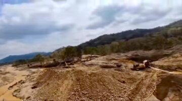 Alat berat tampak berada di lokasi pertambangan emas tanpa izin (PETI) di Kecamatan Bajo Barat, Kabupaten Luwu, Sulawesi Selatan, yang disebut kembali beroperasi setelah sebelumnya ditertibkan.