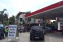 Ilustrasi antrean kendaraan di SPBU saat penerapan aturan BBM berdasarkan plat nomor ganjil-genap.