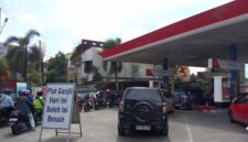 Ilustrasi antrean kendaraan di SPBU saat penerapan aturan BBM berdasarkan plat nomor ganjil-genap.