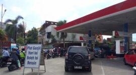 Ilustrasi antrean kendaraan di SPBU saat penerapan aturan BBM berdasarkan plat nomor ganjil-genap.