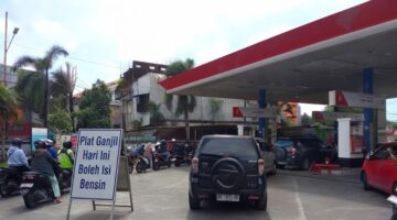 Ilustrasi antrean kendaraan di SPBU saat penerapan aturan BBM berdasarkan plat nomor ganjil-genap.