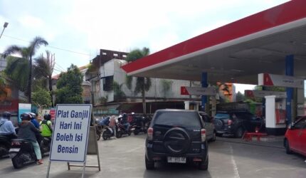 Ilustrasi antrean kendaraan di SPBU saat penerapan aturan BBM berdasarkan plat nomor ganjil-genap.