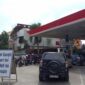 Ilustrasi antrean kendaraan di SPBU saat penerapan aturan BBM berdasarkan plat nomor ganjil-genap.
