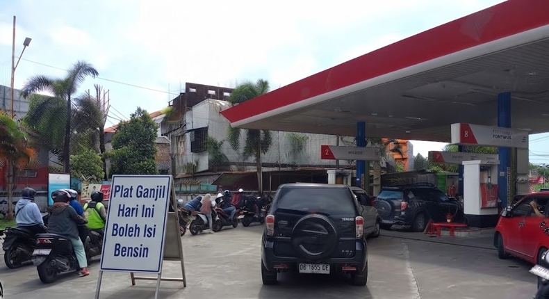 Ilustrasi antrean kendaraan di SPBU saat penerapan aturan BBM berdasarkan plat nomor ganjil-genap.