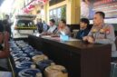 Kapolres Parepare AKBP Phunky Mahendra Borniawan didampingi Kasat Reskrim AKP Muh Saleh dan Manager FT Parepare Muh Agung Endriyanto menunjukkan barang bukti jerigen berisi BBM subsidi serta mobil pelaku saat konpers di Mapolres Parepare, Selasa (15/9/2026).