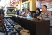 Kapolres Parepare AKBP Phunky Mahendra Borniawan didampingi Kasat Reskrim AKP Muh Saleh dan Manager FT Parepare Muh Agung Endriyanto menunjukkan barang bukti jerigen berisi BBM subsidi serta mobil pelaku saat konpers di Mapolres Parepare, Selasa (15/9/2026).