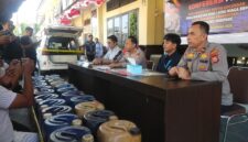 Kapolres Parepare AKBP Phunky Mahendra Borniawan didampingi Kasat Reskrim AKP Muh Saleh dan Manager FT Parepare Muh Agung Endriyanto menunjukkan barang bukti jerigen berisi BBM subsidi serta mobil pelaku saat konpers di Mapolres Parepare, Selasa (15/9/2026).