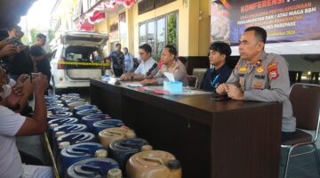 Kapolres Parepare AKBP Phunky Mahendra Borniawan didampingi Kasat Reskrim AKP Muh Saleh dan Manager FT Parepare Muh Agung Endriyanto menunjukkan barang bukti jerigen berisi BBM subsidi serta mobil pelaku saat konpers di Mapolres Parepare, Selasa (15/9/2026).