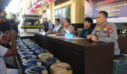 Kapolres Parepare AKBP Phunky Mahendra Borniawan didampingi Kasat Reskrim AKP Muh Saleh dan Manager FT Parepare Muh Agung Endriyanto menunjukkan barang bukti jerigen berisi BBM subsidi serta mobil pelaku saat konpers di Mapolres Parepare, Selasa (15/9/2026).
