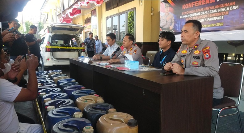 Kapolres Parepare AKBP Phunky Mahendra Borniawan didampingi Kasat Reskrim AKP Muh Saleh dan Manager FT Parepare Muh Agung Endriyanto menunjukkan barang bukti jerigen berisi BBM subsidi serta mobil pelaku saat konpers di Mapolres Parepare, Selasa (15/9/2026).