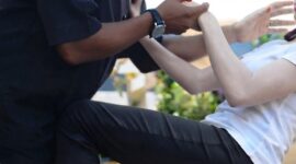 Ilustrasi pemburu payudara di Bulukumba remas mahasiswi di jalanan sepi (Visual AI). 