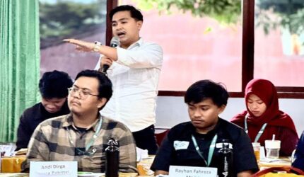 Direktur Pendekar Hukum Indonesia M.Alief Hidayat Banda (Baju putih)