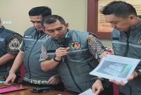 Penyidik Polda Sulsel menunjukkan barang bukti dalam gelar perkara kasus dugaan korupsi dan TPPU yang menjerat Bupati Gowa di Mabes Polri, Jumat (25/9/2026). (Tangkapan layar TikTok Kortastipidkor Polri)