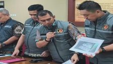 Penyidik Polda Sulsel menunjukkan barang bukti dalam gelar perkara kasus dugaan korupsi dan TPPU yang menjerat Bupati Gowa di Mabes Polri, Jumat (25/9/2026). (Tangkapan layar TikTok Kortastipidkor Polri)