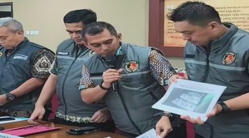 Penyidik Polda Sulsel menunjukkan barang bukti dalam gelar perkara kasus dugaan korupsi dan TPPU yang menjerat Bupati Gowa di Mabes Polri, Jumat (25/9/2026). (Tangkapan layar TikTok Kortastipidkor Polri)