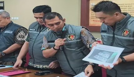 Penyidik Polda Sulsel menunjukkan barang bukti dalam gelar perkara kasus dugaan korupsi dan TPPU yang menjerat Bupati Gowa di Mabes Polri, Jumat (25/9/2026). (Tangkapan layar TikTok Kortastipidkor Polri)