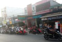 Antrean kendaraan mengular di Jalan Toddopuli Raya Timur menuju Borong Raya, Makassar, saat warga mencari BBM di Pertamini di tengah kosongnya stok di sejumlah SPBU, Kamis (10/9/2026) (Foto: zonafaktualnews.com)