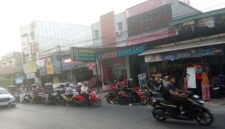 Antrean kendaraan mengular di Jalan Toddopuli Raya Timur menuju Borong Raya, Makassar, saat warga mencari BBM di Pertamini di tengah kosongnya stok di sejumlah SPBU, Kamis (10/9/2026) (Foto: zonafaktualnews.com)