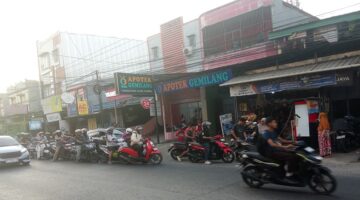 Antrean kendaraan mengular di Jalan Toddopuli Raya Timur menuju Borong Raya, Makassar, saat warga mencari BBM di Pertamini di tengah kosongnya stok di sejumlah SPBU, Kamis (10/9/2026) (Foto: zonafaktualnews.com)