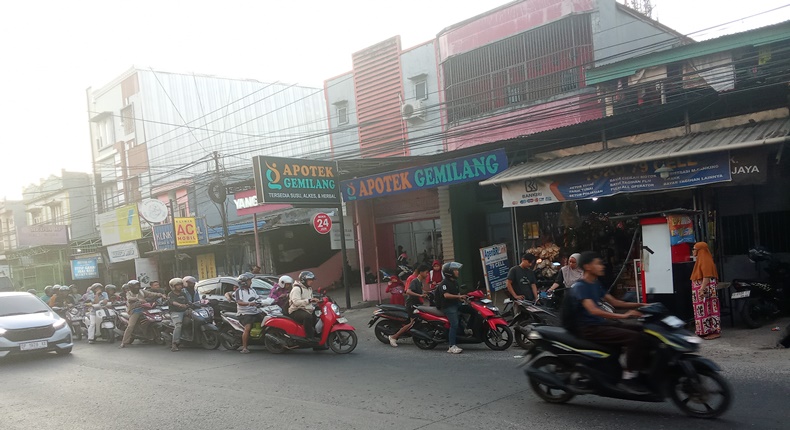 Antrean kendaraan mengular di Jalan Toddopuli Raya Timur menuju Borong Raya, Makassar, saat warga mencari BBM di Pertamini di tengah kosongnya stok di sejumlah SPBU, Kamis (10/9/2026) (Foto: zonafaktualnews.com)