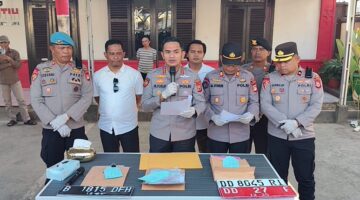 Kapolresta Gowa Kombes Pol. Muh Yusuf Usman didampingi jajaran pejabat utama saat memimpin press release pengungkapan kasus penipuan dan penggelapan 19 mobil rental bermodus operasional MBG di halaman Mapolres Gowa.