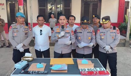 Kapolresta Gowa Kombes Pol. Muh Yusuf Usman didampingi jajaran pejabat utama saat memimpin press release pengungkapan kasus penipuan dan penggelapan 19 mobil rental bermodus operasional MBG di halaman Mapolres Gowa.