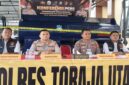 Kapolres Toraja Utara AKBP Yoseph Adi R. Sudrajat (kedua dari kiri) didampingi Kasat Reskrim Iptu Ruxon (kiri), Kasi Humas AKP Sette Marrung (kedua dari kanan), dan Kanit Tipidter Ipda Abdi Musrya (kanan) saat menggelar konferensi pers pengungkapan kasus penyalahgunaan BBM bersubsidi di Mako Polres Toraja Utara.