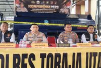 Kapolres Toraja Utara AKBP Yoseph Adi R. Sudrajat (kedua dari kiri) didampingi Kasat Reskrim Iptu Ruxon (kiri), Kasi Humas AKP Sette Marrung (kedua dari kanan), dan Kanit Tipidter Ipda Abdi Musrya (kanan) saat menggelar konferensi pers pengungkapan kasus penyalahgunaan BBM bersubsidi di Mako Polres Toraja Utara.