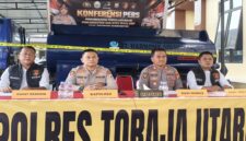 Kapolres Toraja Utara AKBP Yoseph Adi R. Sudrajat (kedua dari kiri) didampingi Kasat Reskrim Iptu Ruxon (kiri), Kasi Humas AKP Sette Marrung (kedua dari kanan), dan Kanit Tipidter Ipda Abdi Musrya (kanan) saat menggelar konferensi pers pengungkapan kasus penyalahgunaan BBM bersubsidi di Mako Polres Toraja Utara.