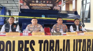 Kapolres Toraja Utara AKBP Yoseph Adi R. Sudrajat (kedua dari kiri) didampingi Kasat Reskrim Iptu Ruxon (kiri), Kasi Humas AKP Sette Marrung (kedua dari kanan), dan Kanit Tipidter Ipda Abdi Musrya (kanan) saat menggelar konferensi pers pengungkapan kasus penyalahgunaan BBM bersubsidi di Mako Polres Toraja Utara.