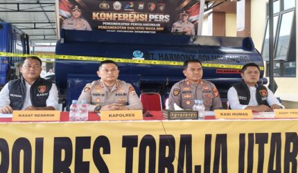 Kapolres Toraja Utara AKBP Yoseph Adi R. Sudrajat (kedua dari kiri) didampingi Kasat Reskrim Iptu Ruxon (kiri), Kasi Humas AKP Sette Marrung (kedua dari kanan), dan Kanit Tipidter Ipda Abdi Musrya (kanan) saat menggelar konferensi pers pengungkapan kasus penyalahgunaan BBM bersubsidi di Mako Polres Toraja Utara.