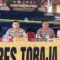 Kapolres Toraja Utara AKBP Yoseph Adi R. Sudrajat (kedua dari kiri) didampingi Kasat Reskrim Iptu Ruxon (kiri), Kasi Humas AKP Sette Marrung (kedua dari kanan), dan Kanit Tipidter Ipda Abdi Musrya (kanan) saat menggelar konferensi pers pengungkapan kasus penyalahgunaan BBM bersubsidi di Mako Polres Toraja Utara.