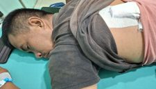 Kondisi Rahmat Saputra (36), pedagang korban pembacokan di Percut Sei Tuan, saat menjalani perawatan medis dengan perban penutup luka jahitan di punggungnya.
