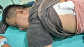 Kondisi Rahmat Saputra (36), pedagang korban pembacokan di Percut Sei Tuan, saat menjalani perawatan medis dengan perban penutup luka jahitan di punggungnya.