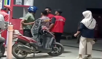 Tangkapan layar video yang merekam cekcok antara pengendara dan operator SPBU sebelum berujung perkelahian.