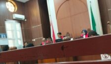 Majelis hakim memimpin persidangan perkara pembunuhan Musriadi alias Adi di Pengadilan Negeri (PN) Makassar, Senin (7/9/2026). Persidangan tersebut mengungkap sejumlah keterangan 3 saksi terkait kronologi pembunuhan di Pulau Kodingareng.