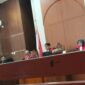 Majelis hakim memimpin persidangan perkara pembunuhan Musriadi alias Adi di Pengadilan Negeri (PN) Makassar, Senin (7/9/2026). Persidangan tersebut mengungkap sejumlah keterangan 3 saksi terkait kronologi pembunuhan di Pulau Kodingareng.